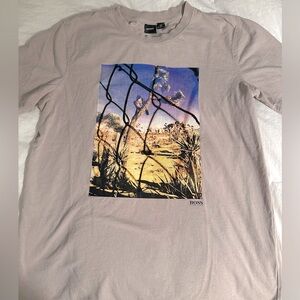 BOSS Hugo Boss tshirt taupe/sand size large outdoor scene trendy desert